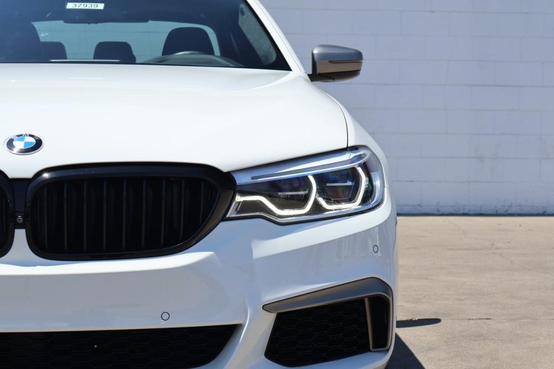 BMW M550i xDrive Vehicle Full-screen Gallery Image 03