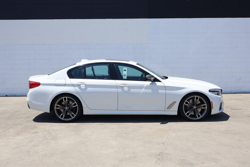 BMW M550i xDrive Vehicle Full-screen Gallery Image 04