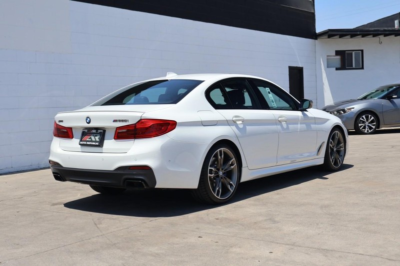 BMW M550i xDrive Vehicle Full-screen Gallery Image 05