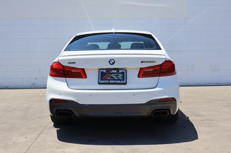 BMW M550i xDrive Vehicle Full-screen Gallery Image 06