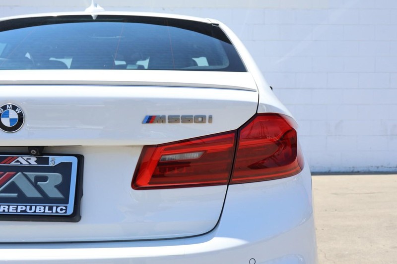 BMW M550i xDrive Vehicle Full-screen Gallery Image 07