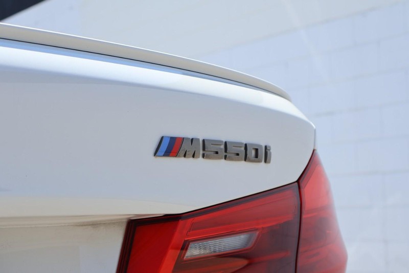BMW M550i xDrive Vehicle Full-screen Gallery Image 08