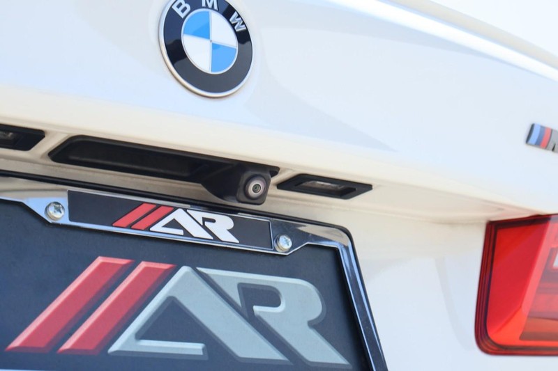 BMW M550i xDrive Vehicle Full-screen Gallery Image 09