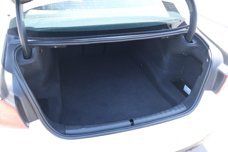 BMW M550i xDrive Vehicle Full-screen Gallery Image 10