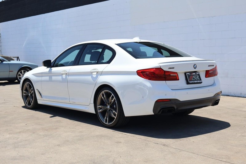 BMW M550i xDrive Vehicle Full-screen Gallery Image 12