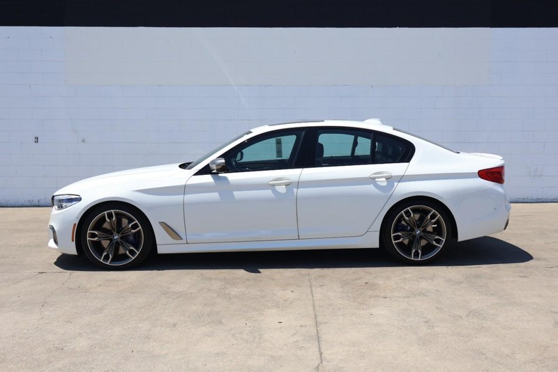 BMW M550i xDrive Vehicle Full-screen Gallery Image 13