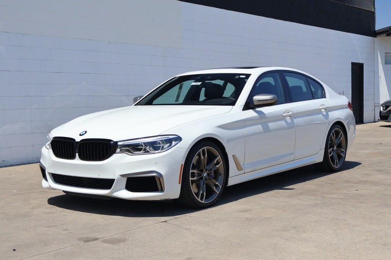 BMW M550i xDrive Vehicle Full-screen Gallery Image 14