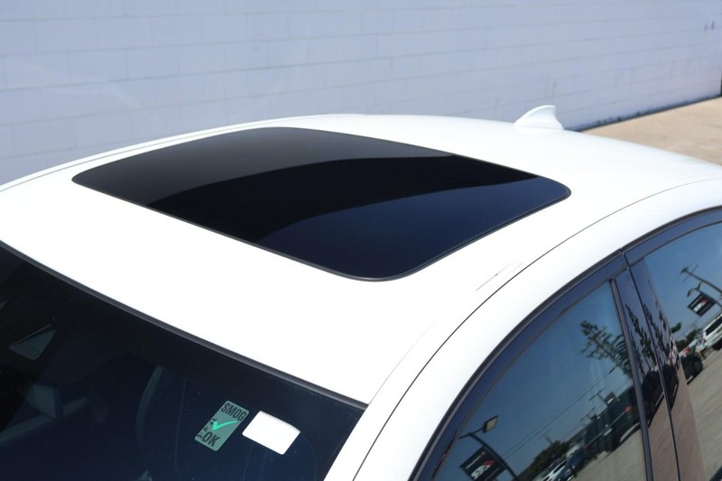 BMW M550i xDrive Vehicle Full-screen Gallery Image 15