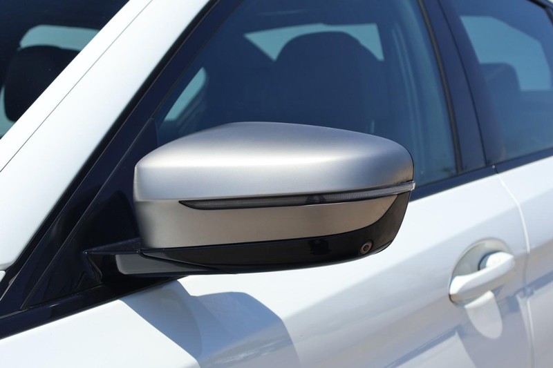 BMW M550i xDrive Vehicle Full-screen Gallery Image 16