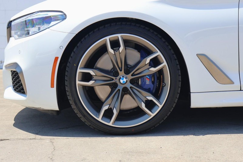 BMW M550i xDrive Vehicle Full-screen Gallery Image 17