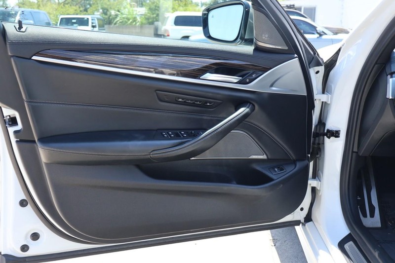 BMW M550i xDrive Vehicle Full-screen Gallery Image 18