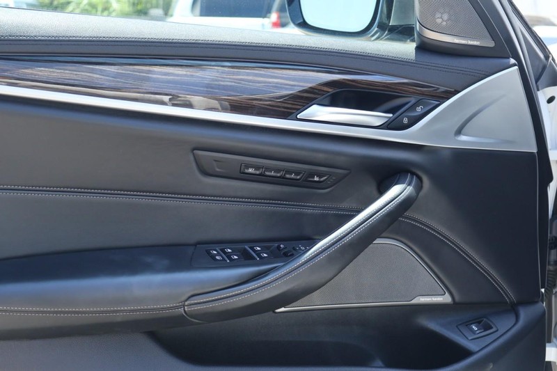 BMW M550i xDrive Vehicle Full-screen Gallery Image 19