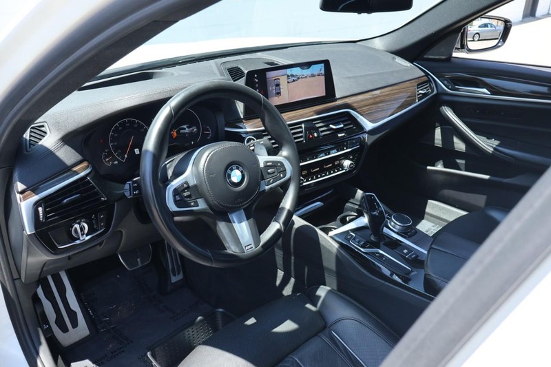 BMW M550i xDrive Vehicle Full-screen Gallery Image 20