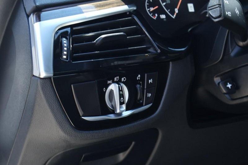 BMW M550i xDrive Vehicle Full-screen Gallery Image 21