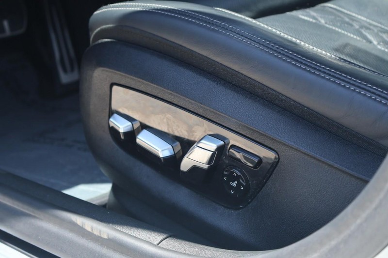 BMW M550i xDrive Vehicle Full-screen Gallery Image 22