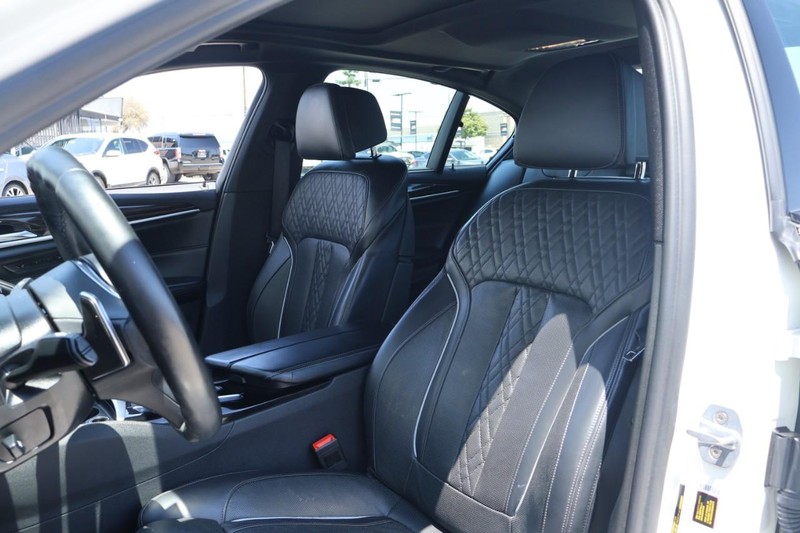 BMW M550i xDrive Vehicle Full-screen Gallery Image 23