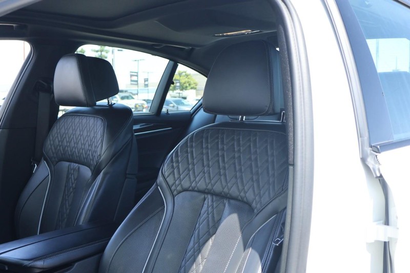 BMW M550i xDrive Vehicle Full-screen Gallery Image 24