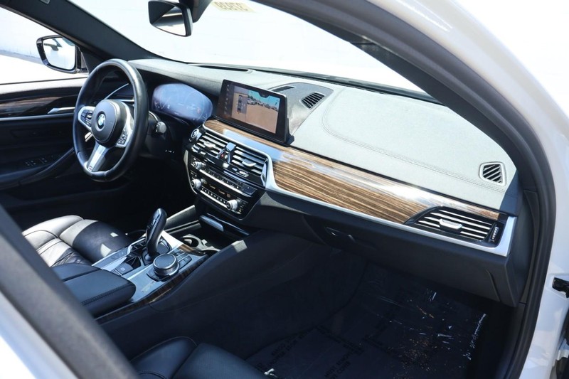 BMW M550i xDrive Vehicle Full-screen Gallery Image 25