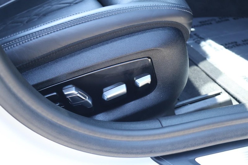 BMW M550i xDrive Vehicle Full-screen Gallery Image 26