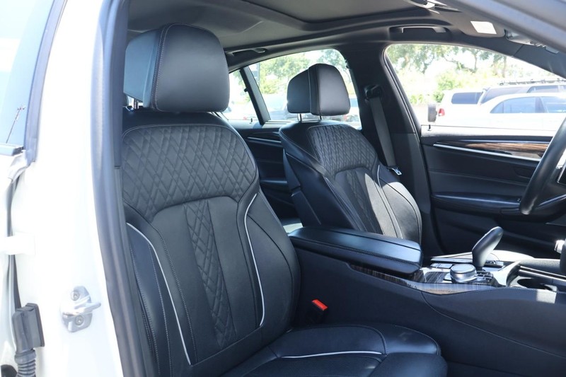 BMW M550i xDrive Vehicle Full-screen Gallery Image 27