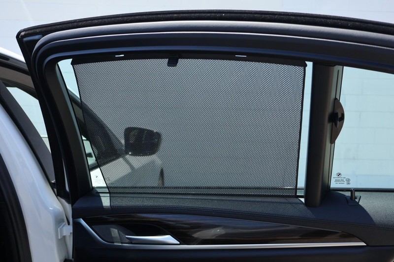 BMW M550i xDrive Vehicle Full-screen Gallery Image 28