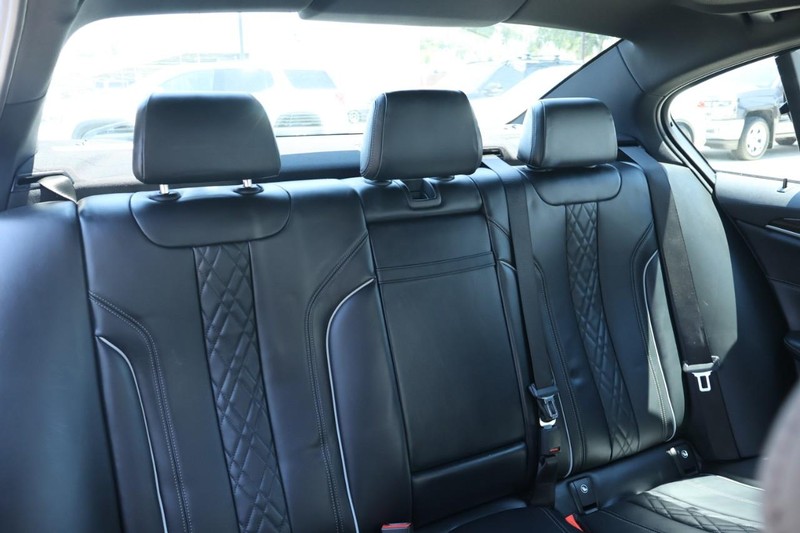 BMW M550i xDrive Vehicle Full-screen Gallery Image 29