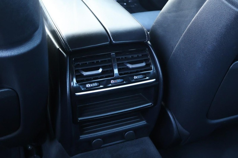 BMW M550i xDrive Vehicle Full-screen Gallery Image 30