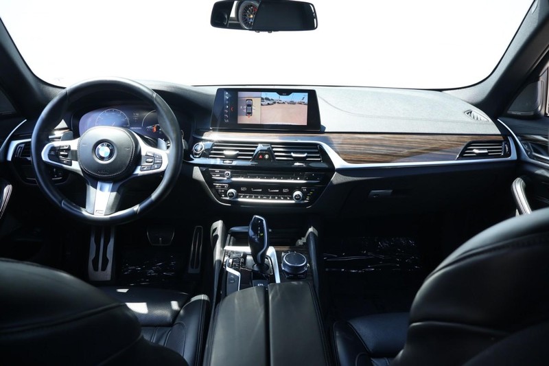 BMW M550i xDrive Vehicle Full-screen Gallery Image 31