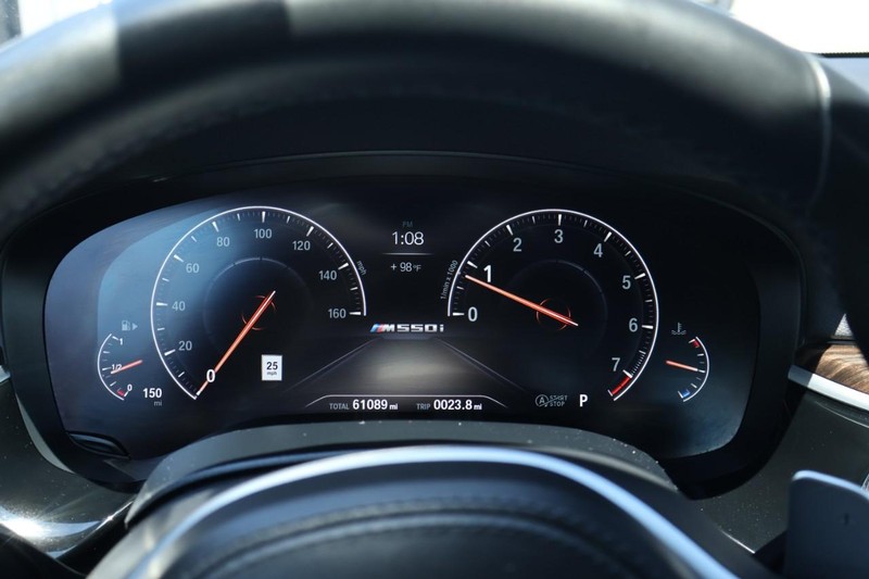 BMW M550i xDrive Vehicle Full-screen Gallery Image 32