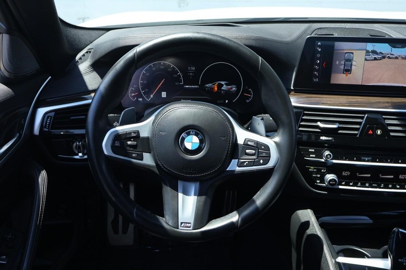 BMW M550i xDrive Vehicle Full-screen Gallery Image 34