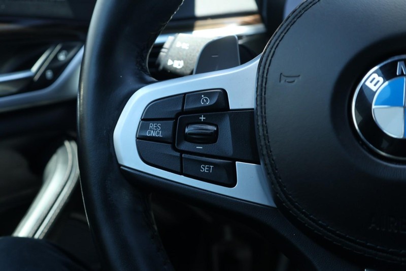 BMW M550i xDrive Vehicle Full-screen Gallery Image 35