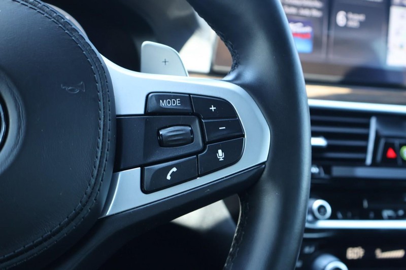 BMW M550i xDrive Vehicle Full-screen Gallery Image 36