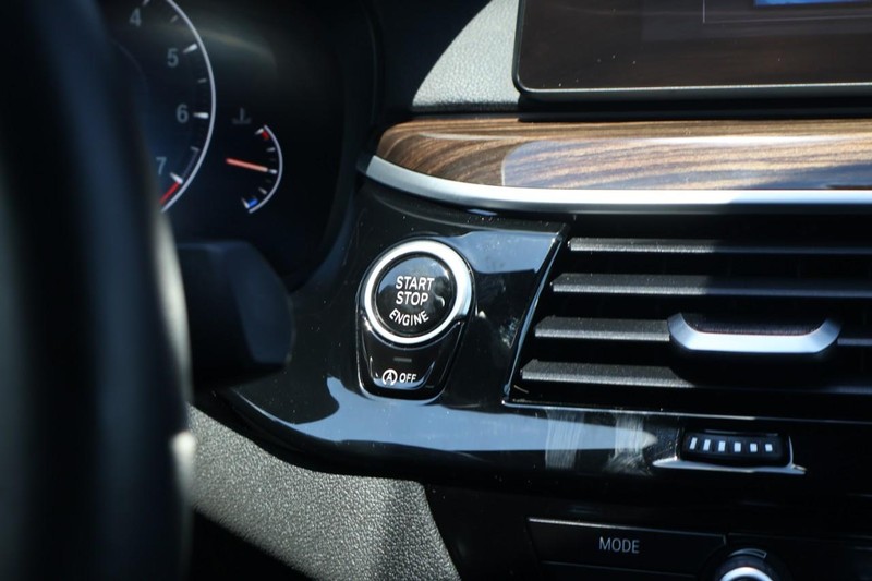 BMW M550i xDrive Vehicle Full-screen Gallery Image 37