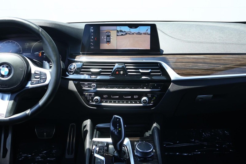 BMW M550i xDrive Vehicle Full-screen Gallery Image 38
