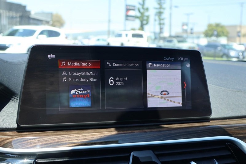 BMW M550i xDrive Vehicle Full-screen Gallery Image 39