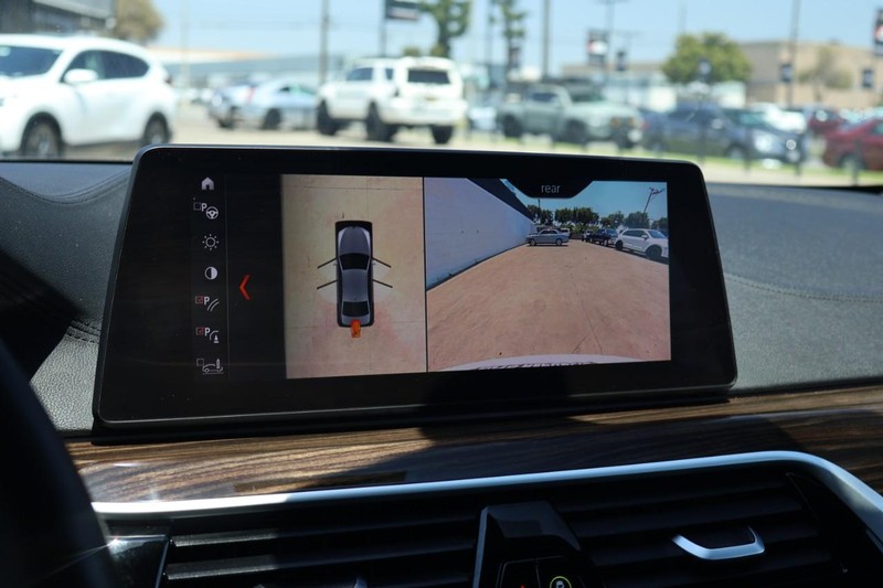 BMW M550i xDrive Vehicle Full-screen Gallery Image 40