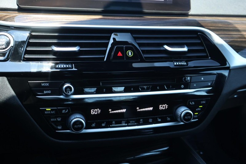 BMW M550i xDrive Vehicle Full-screen Gallery Image 41