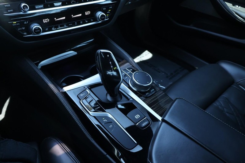 BMW M550i xDrive Vehicle Full-screen Gallery Image 42