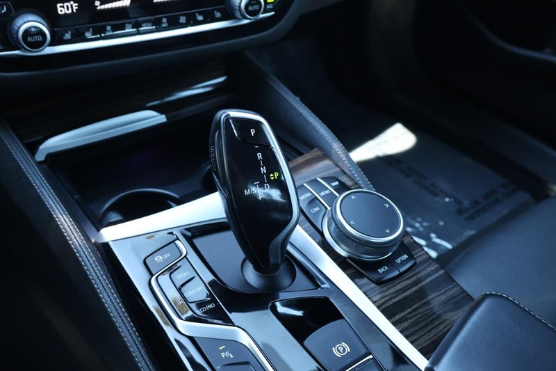 BMW M550i xDrive Vehicle Full-screen Gallery Image 43