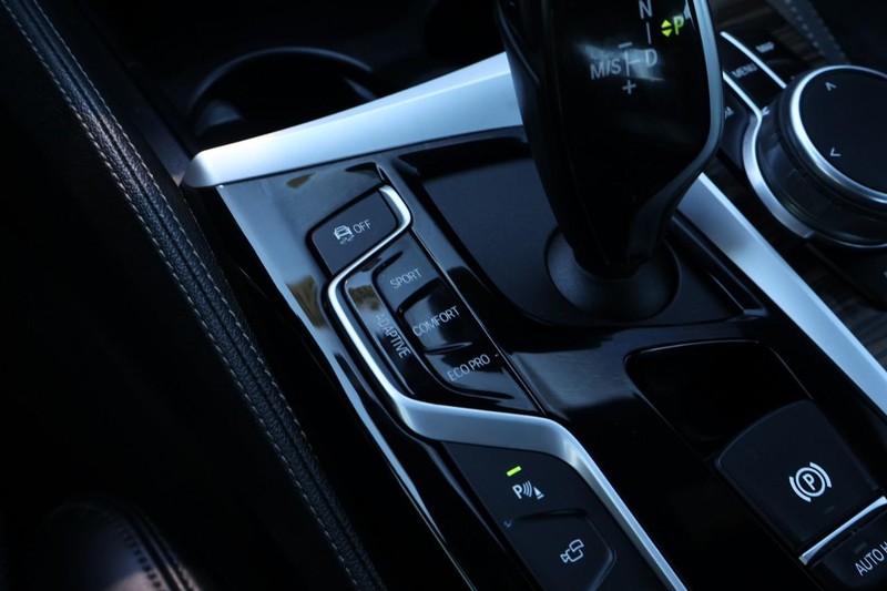 BMW M550i xDrive Vehicle Full-screen Gallery Image 44