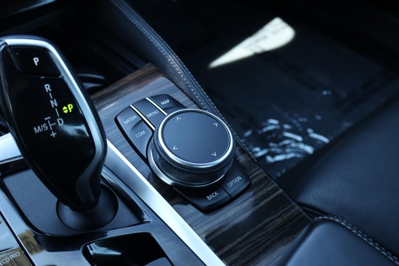 BMW M550i xDrive Vehicle Full-screen Gallery Image 45