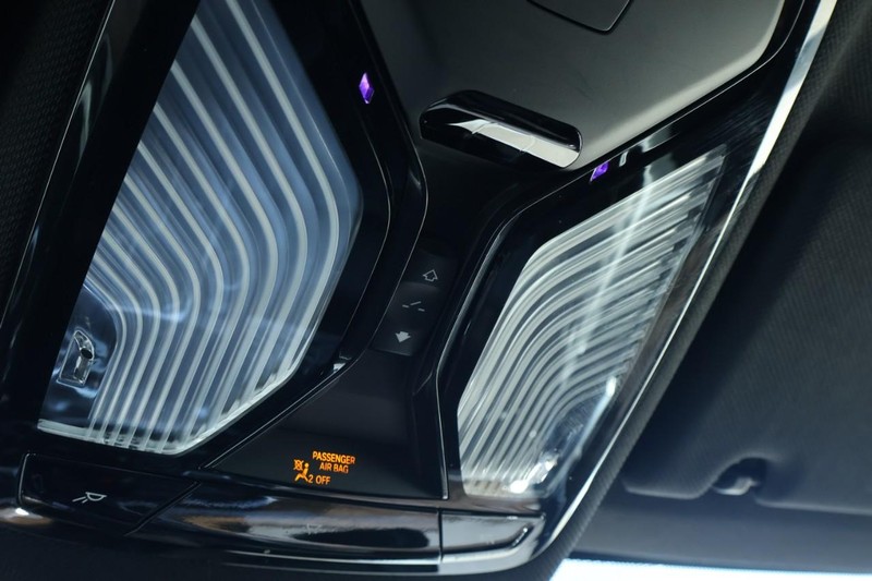 BMW M550i xDrive Vehicle Full-screen Gallery Image 47