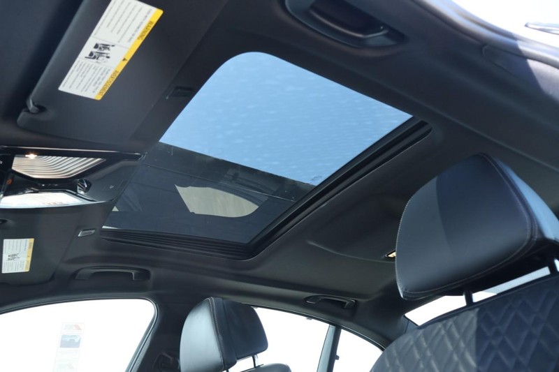 BMW M550i xDrive Vehicle Full-screen Gallery Image 48