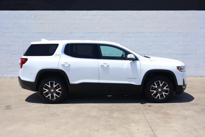 GMC Acadia Vehicle Full-screen Gallery Image 04