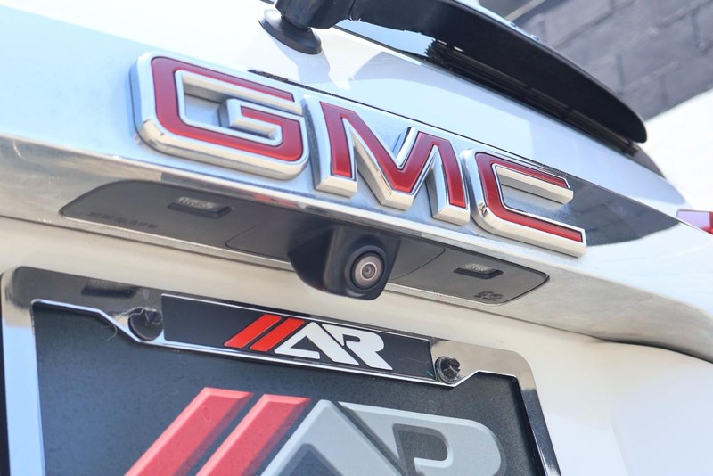 GMC Acadia Vehicle Full-screen Gallery Image 08