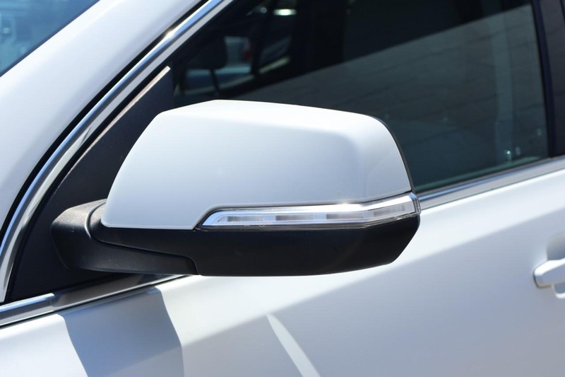 GMC Acadia Vehicle Full-screen Gallery Image 12