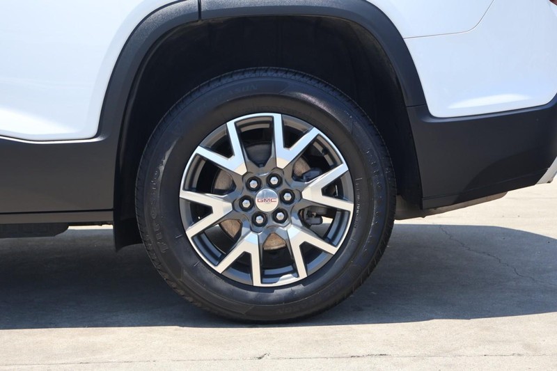 GMC Acadia Vehicle Full-screen Gallery Image 15