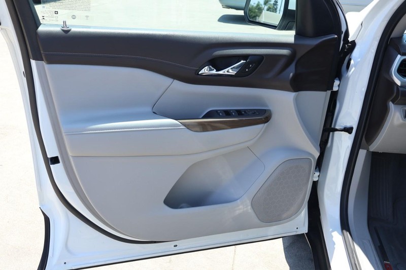 GMC Acadia Vehicle Full-screen Gallery Image 16