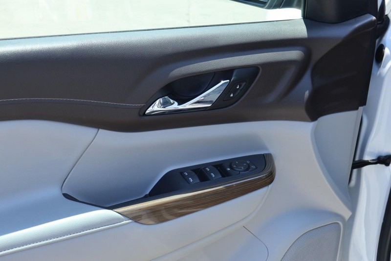 GMC Acadia Vehicle Full-screen Gallery Image 17