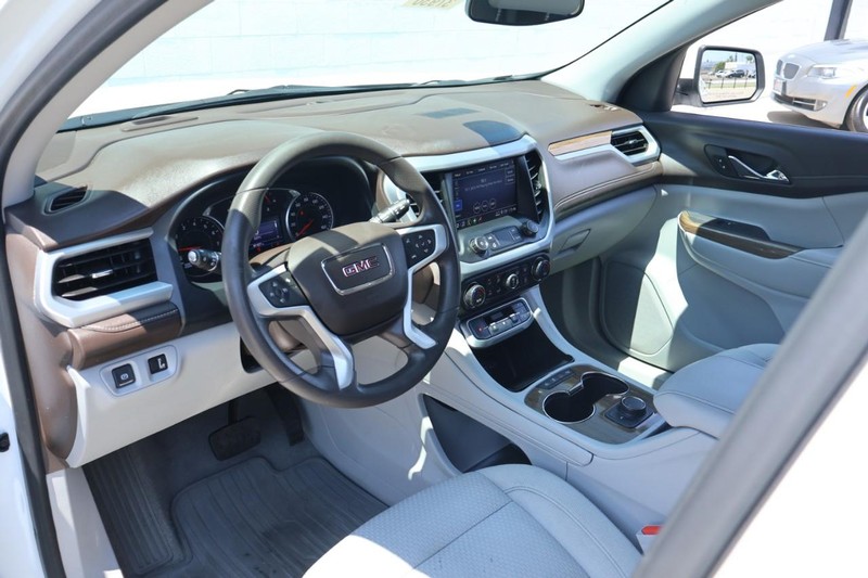 GMC Acadia Vehicle Full-screen Gallery Image 18